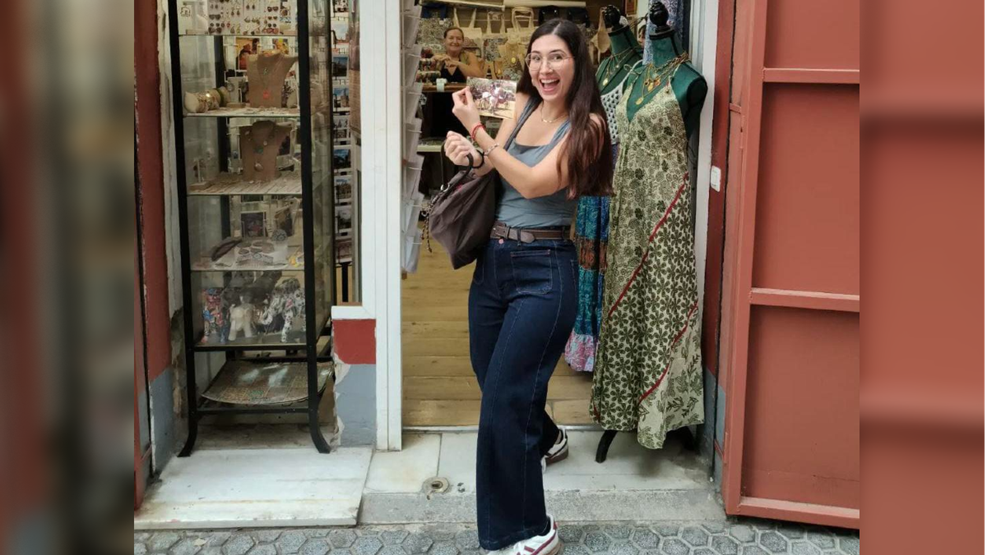 Carmen junto a la foto de su padre que encontró en una tienda de souvenirs de Sevilla