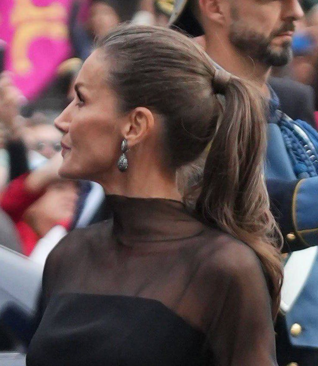 Cola de caballo pulida para bodas de invierno