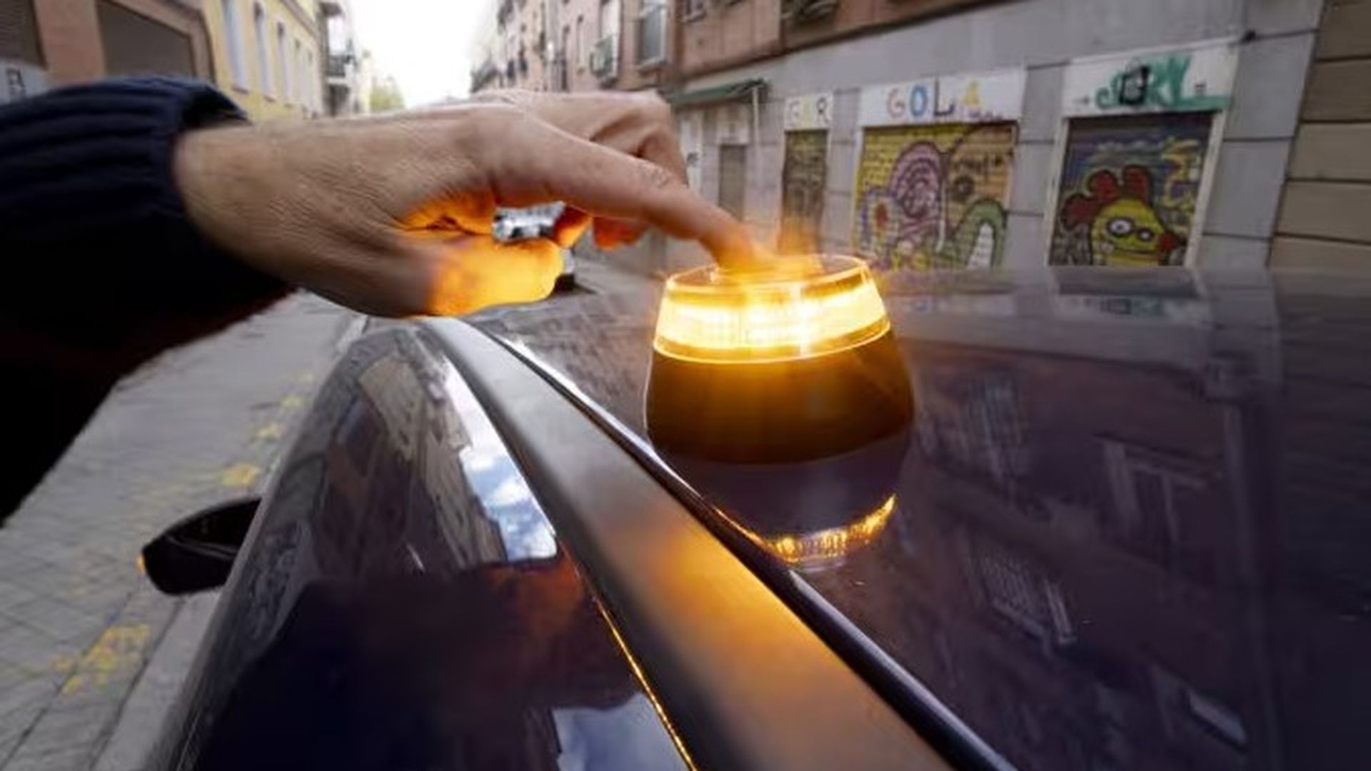 Cómo detectar que una baliza V16 cumple con la normativa, según un experto: "Es recomendable seguir tres pasos muy sencillos"