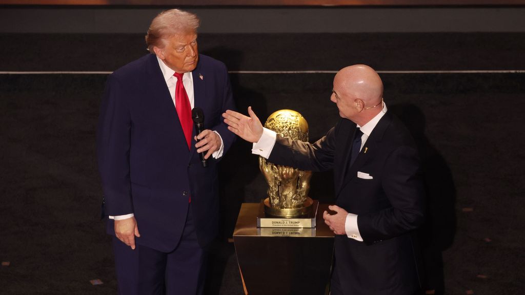 Donald Trump recibe el Premio FIFA de la Paz tras perder el Nobel