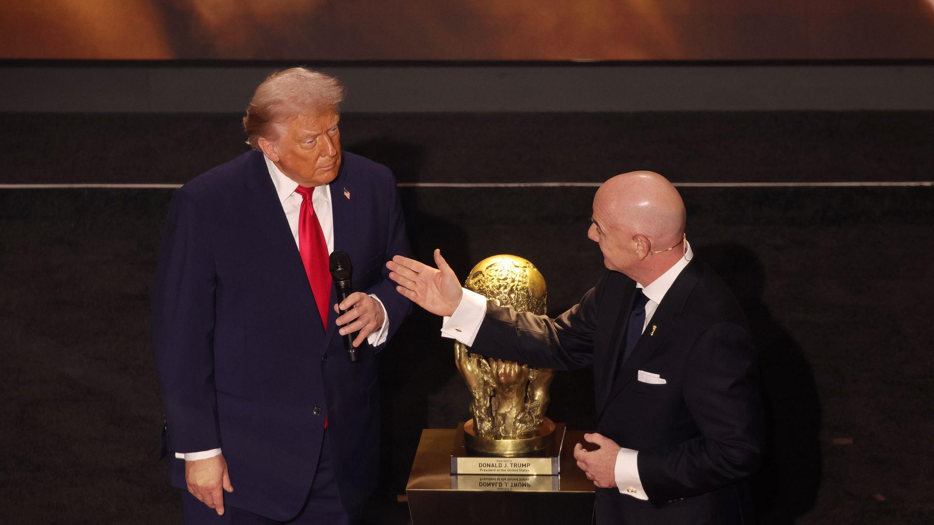 Donald Trump recibe el Premio FIFA de la Paz tras perder el Nobel