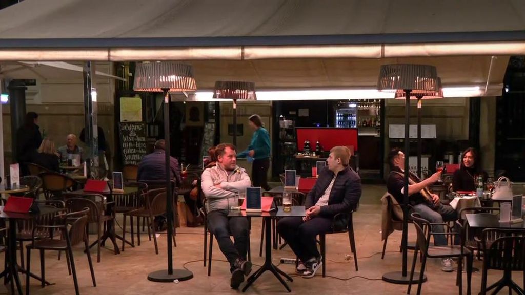 El buen tiempo aumenta el atractivo turístico de la Navidad: más de 20 grados en Alicante y largas retenciones en Granada