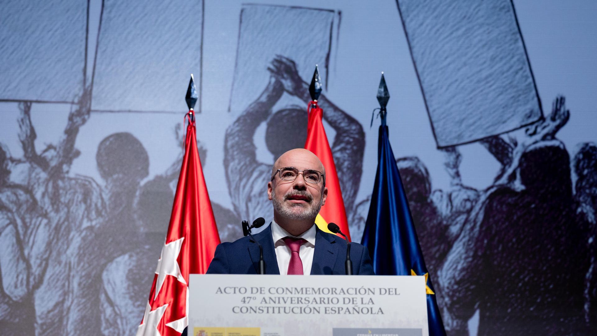 El delegado del Gobierno, Francisco Martín Aguirre interviene en el acto de conmemoración del 47 aniversario de la Constitución Española