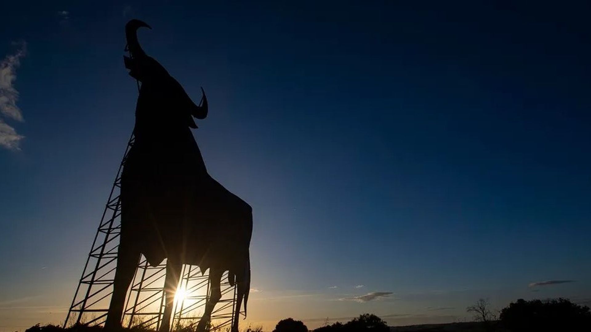 Ernai derriba el último de toro de Osborne del País Vasco