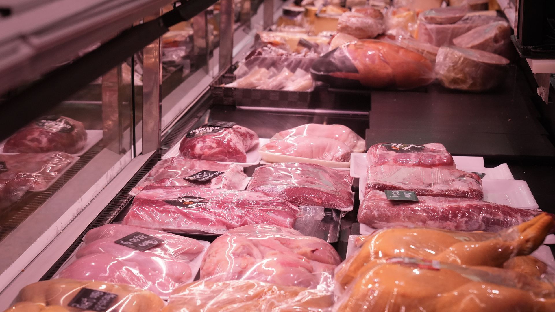 EuropaPress_7144754_carne_cerdo_expuesta_mercado_diciembre_2025_barcelona_catalunya_espana