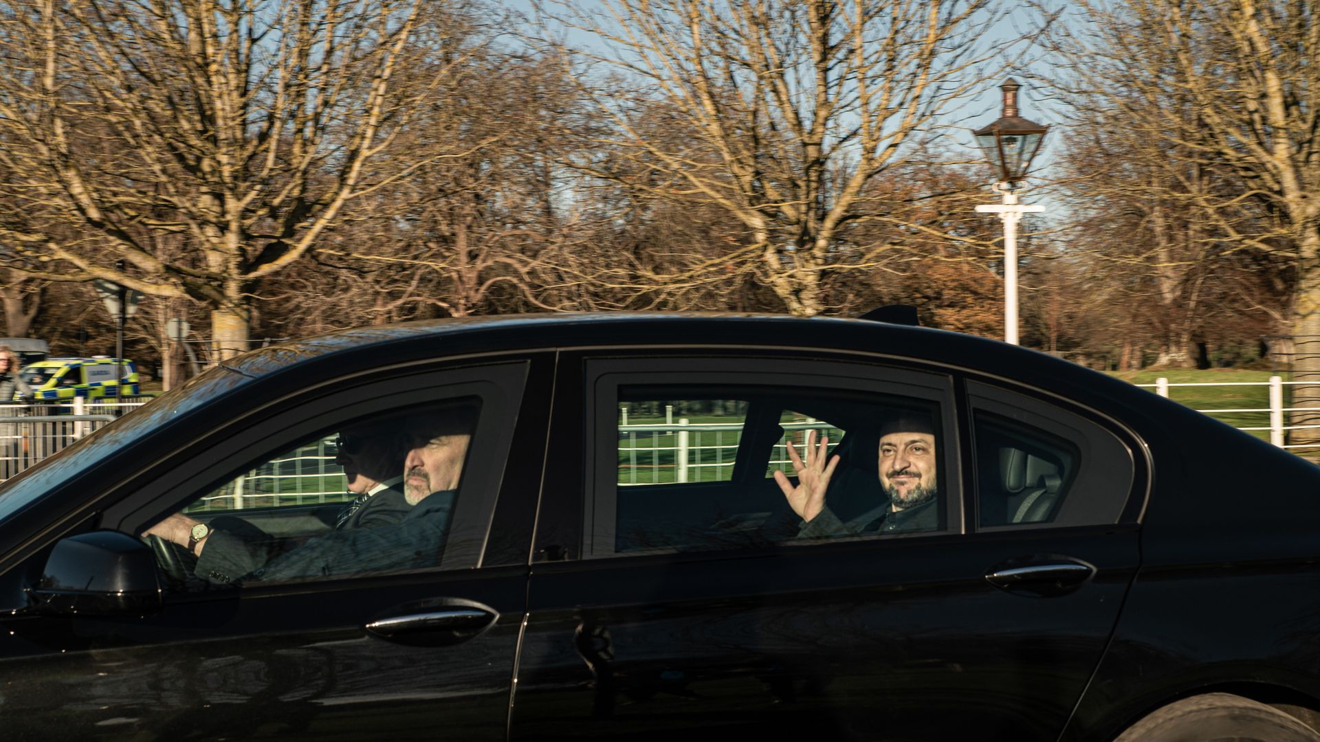 EuropaPress_7150739_december_2025_dublin_ireland_president_volodymyr_zelensky_waves_from_his