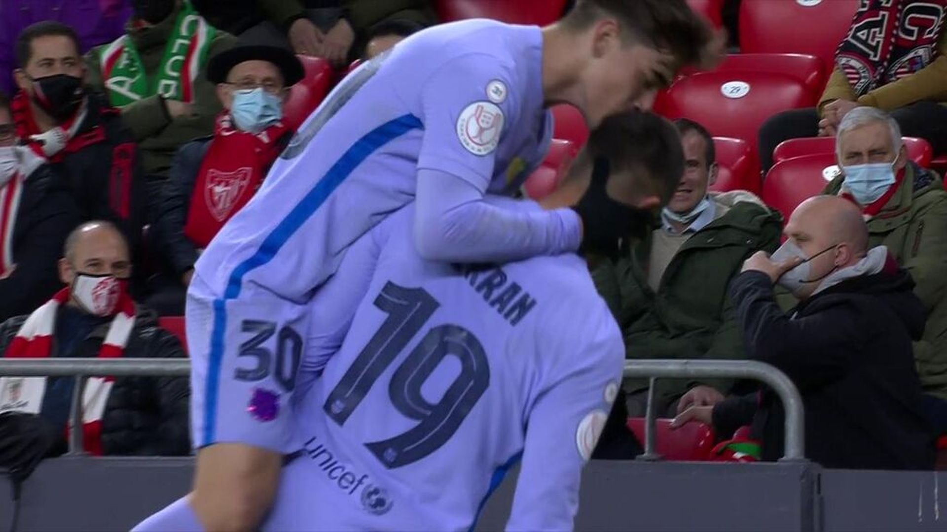 Ferran Torres se estrena con el Barça con un auténtico misil con el que silenció a San Mamés (1-1) Ferran Torres se estrena con el Barça con un auténtico misil con el que silenció a San Mamés (1-1)