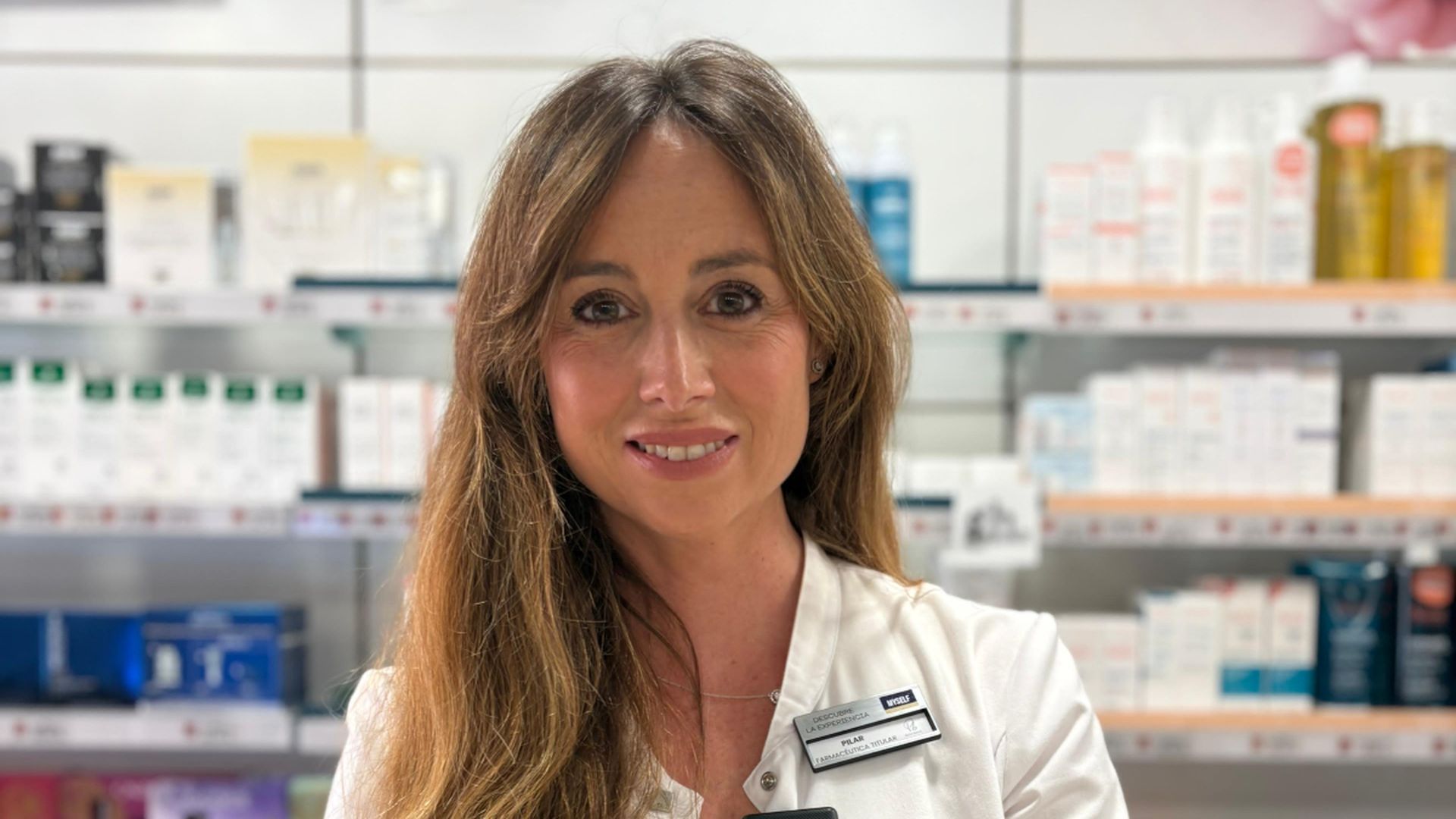 La farmacéutica Piluca Barrau, en su farmacia especializada en dermocosmética en Menorca, y creadora de Piluca Barrau Cosmetics