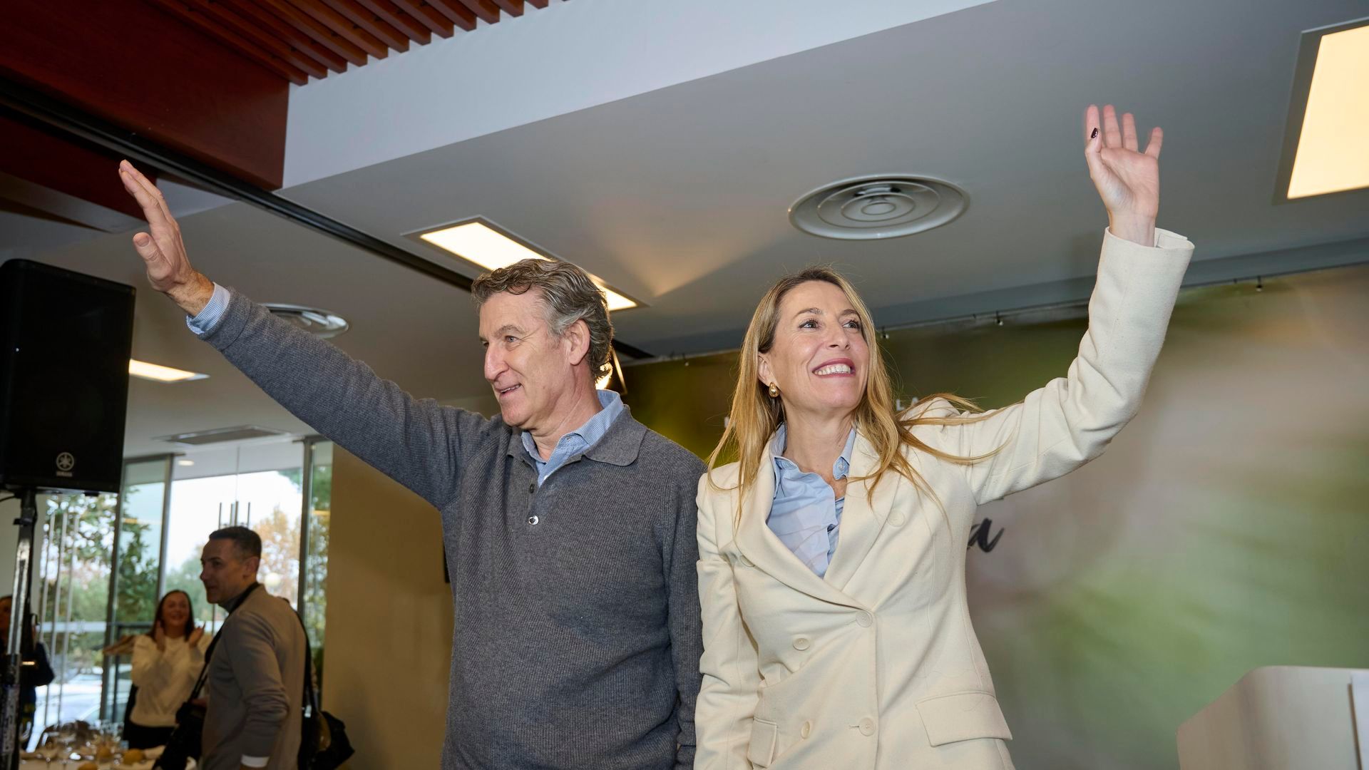 La presidenta de la Junta de Extremadura, María Guardiola, y el presidente del Partido Popular, Alberto Núñez Feijóo