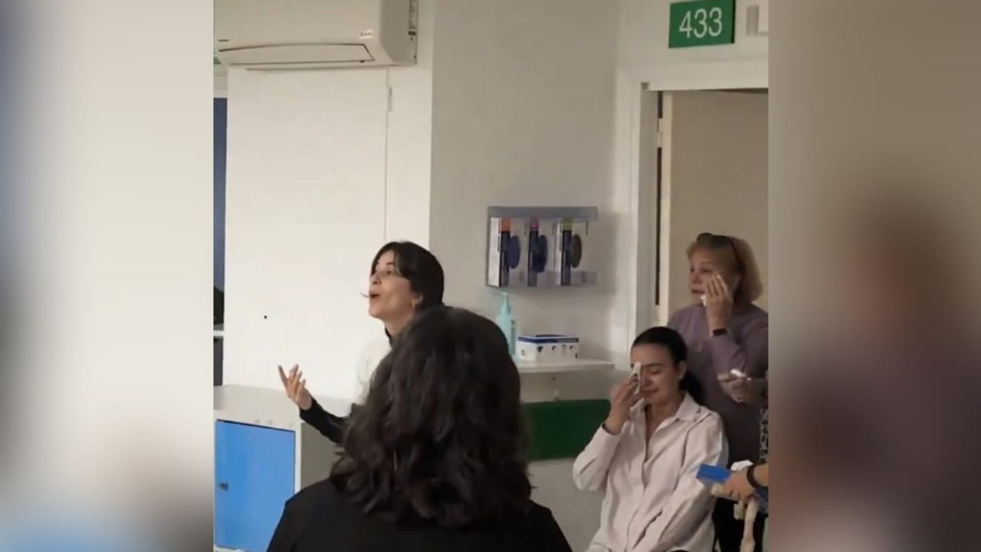 La sorpresa de un grupo de gospel a Judit al recibir el alta tras un mes ingresada en Bellvitge