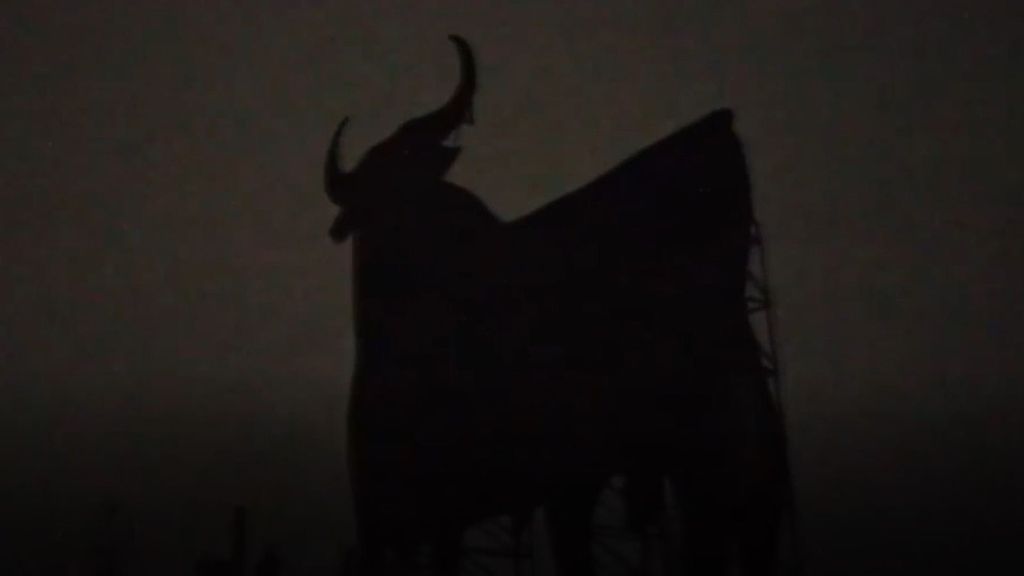 Las juventudes de Bildu derriban el único toro de Osborne que quedaba en el País Vasco por "españolista"