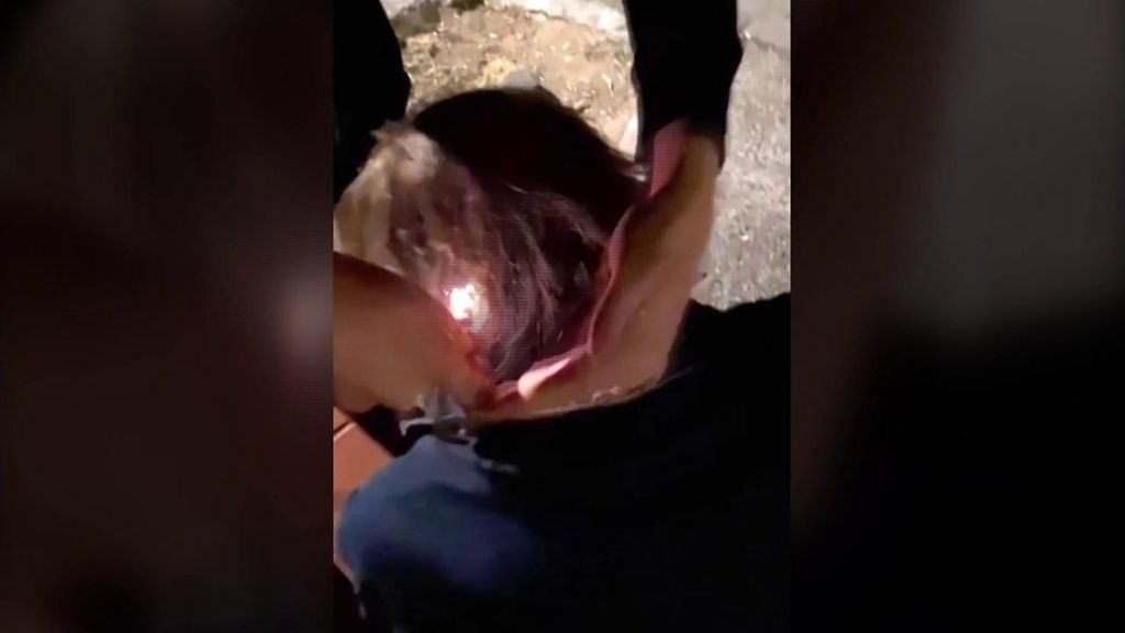 Los delitos a los que se enfrenta el menor detenido por quemar el pelo a un hombre sin hogar en Benacazón, Sevilla