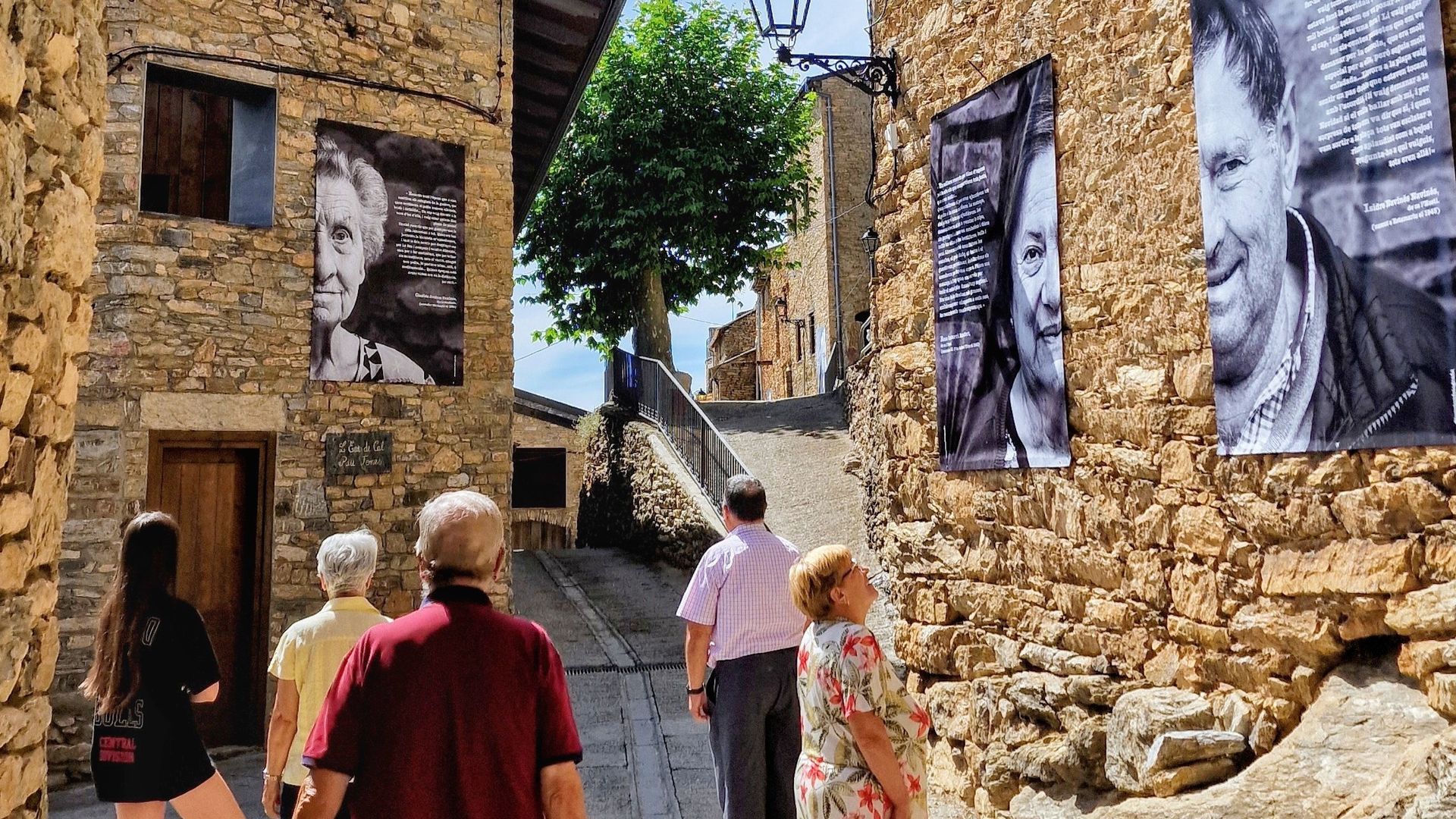 Los retratos a personas mayores de Gemma, un recuerdo en lonas de dos metros en el Pirineo