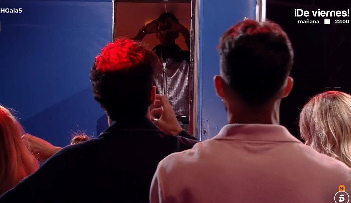 Mamadou abandona la casa en el camión de mudanzas