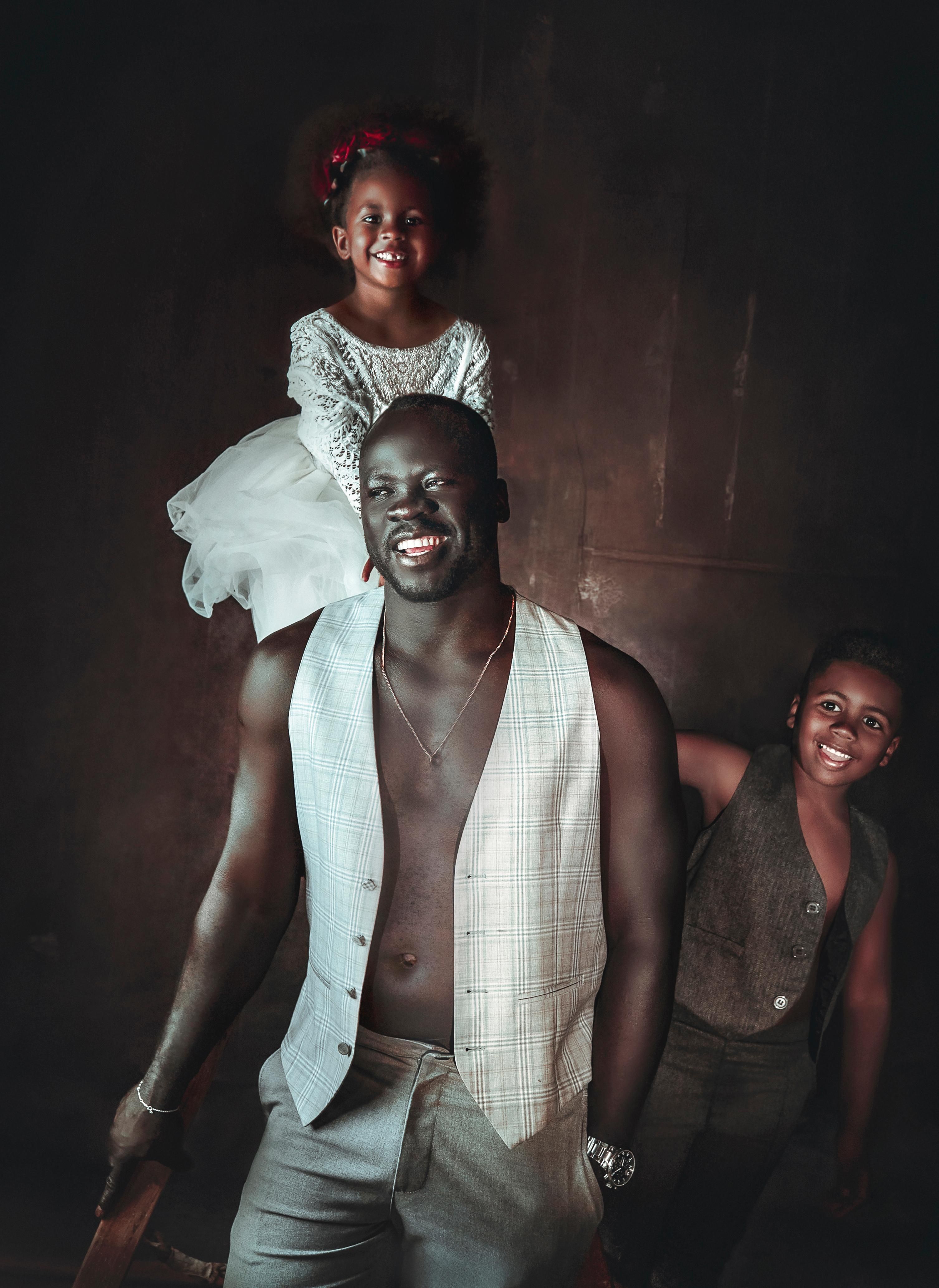 Mamadú junto a sus hijos.