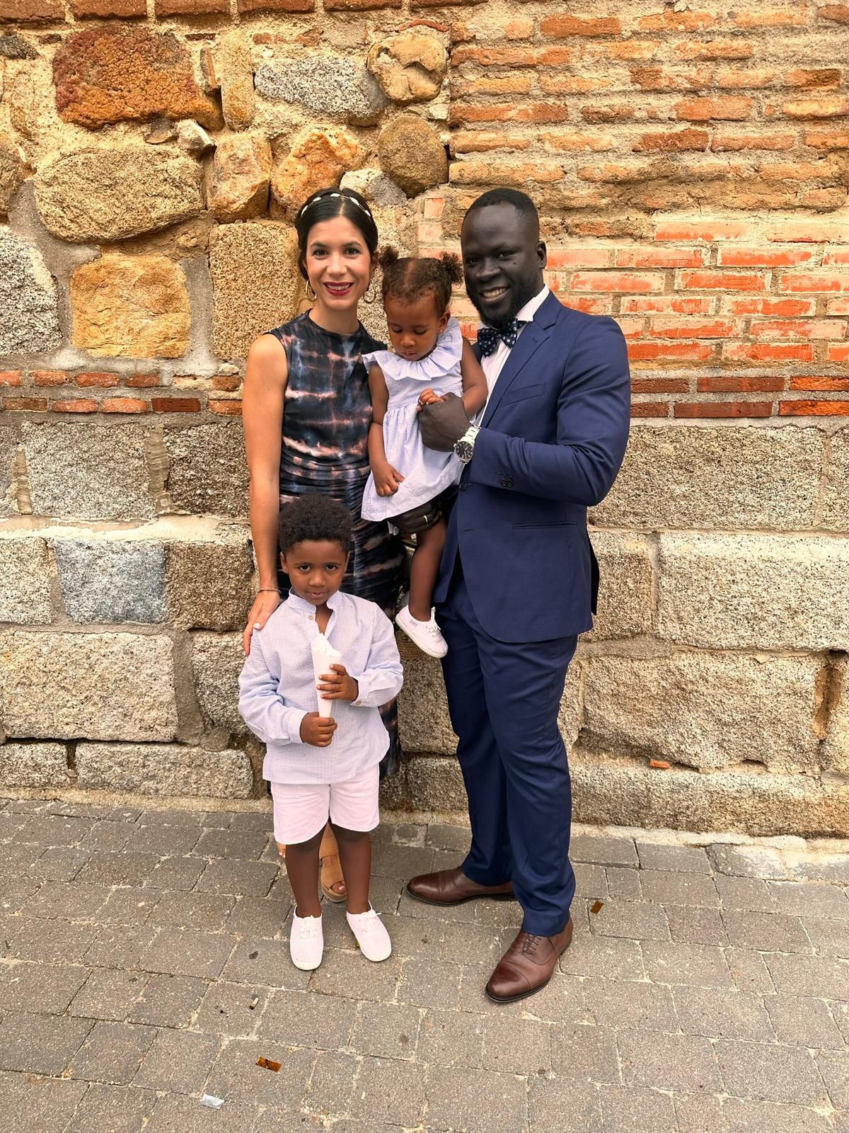 Mamadú y Sonia junto a sus hijos.