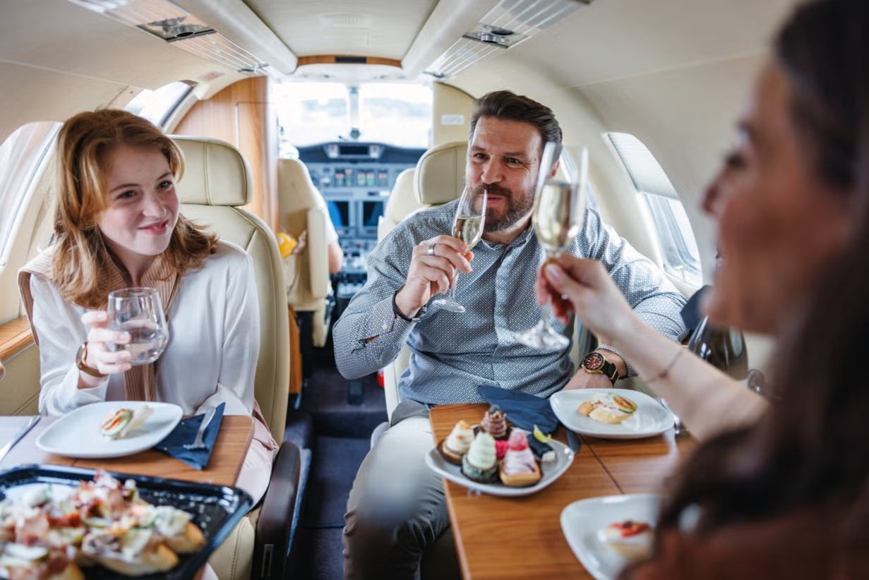 Megaricos en un avión privado