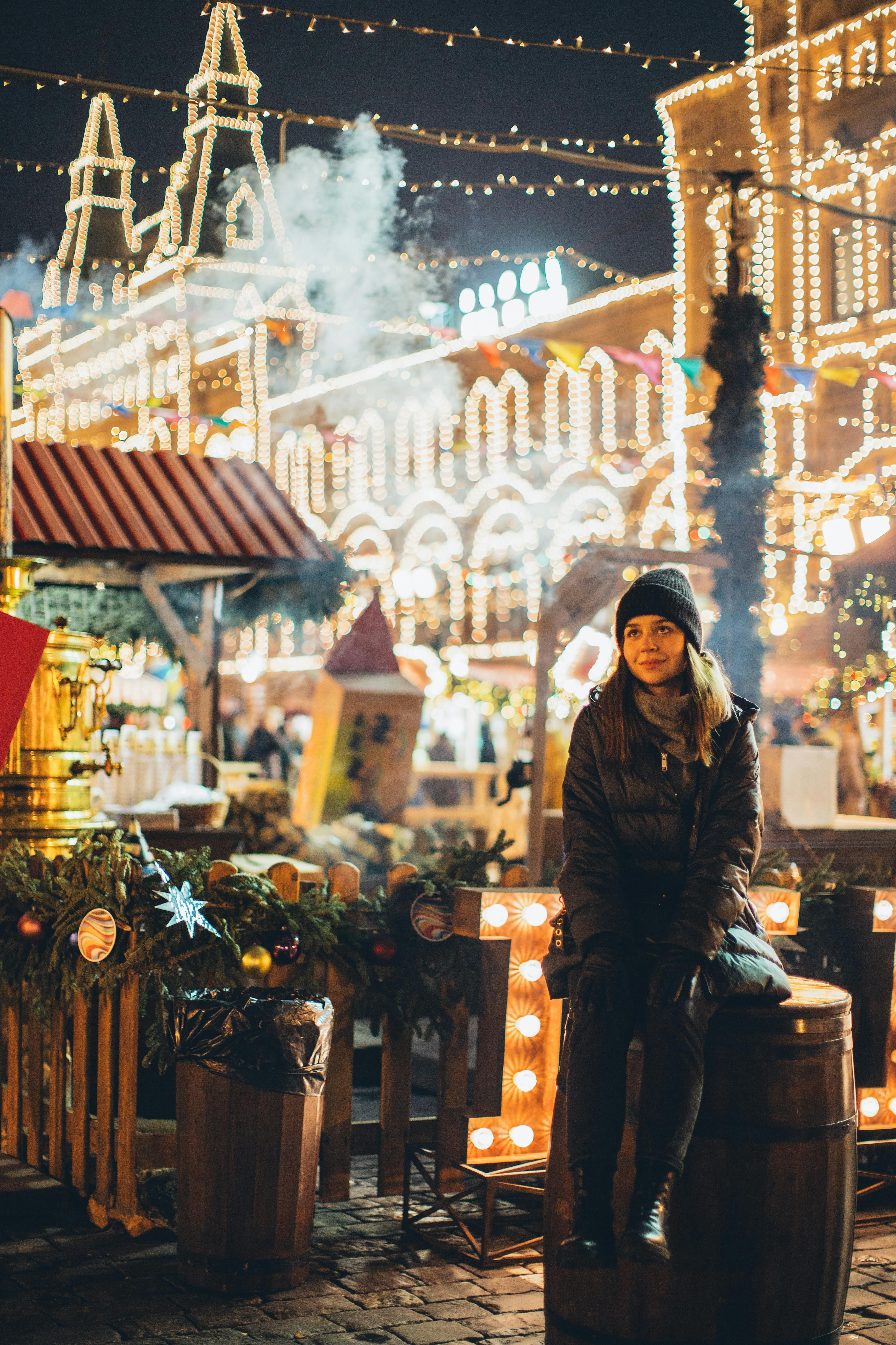 Mujer en mercadillo navideño