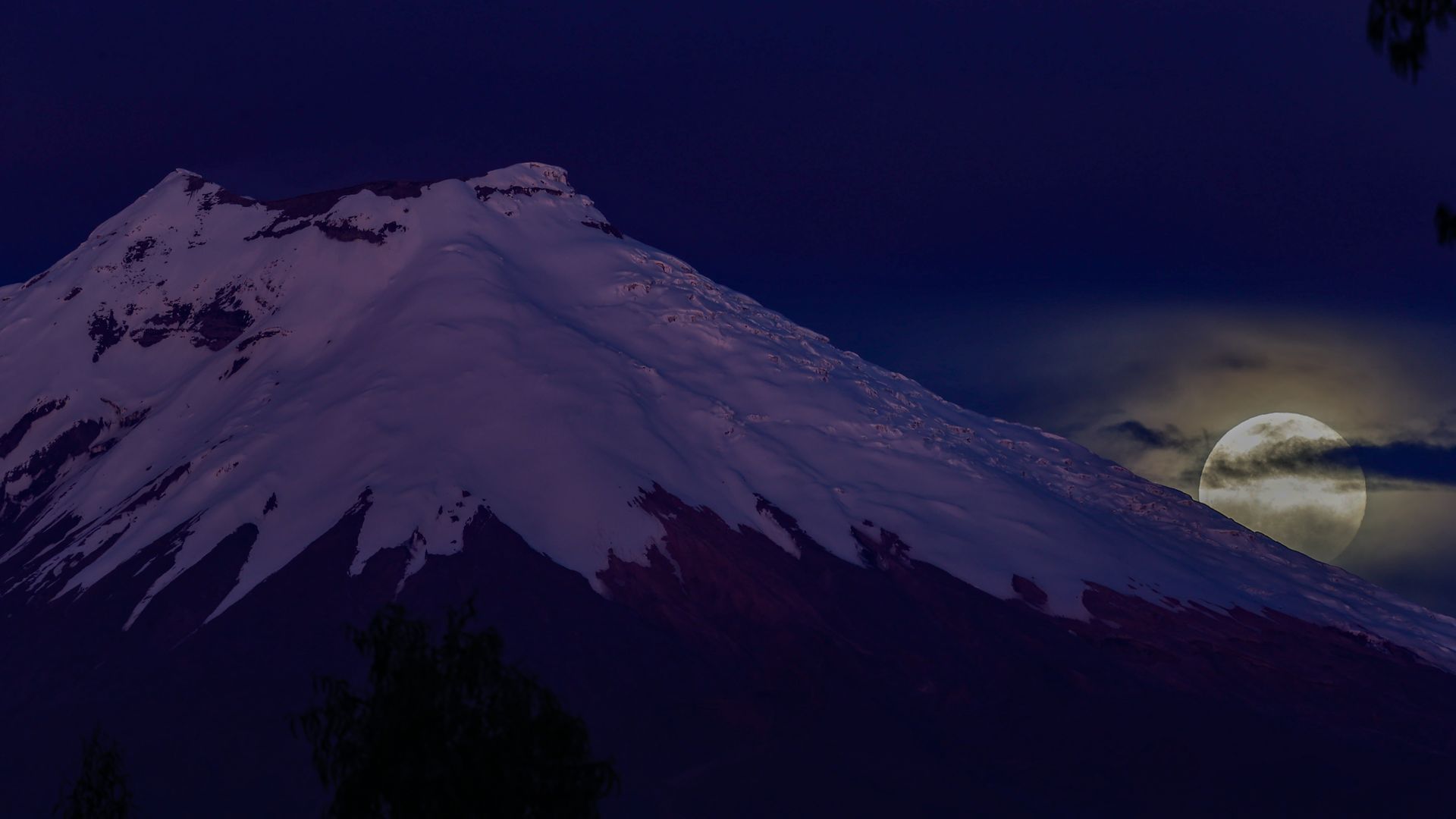 Superluna detrás de las montañas