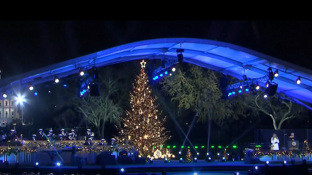 Trump y Melania realizan el encendido del árbol de Navidad