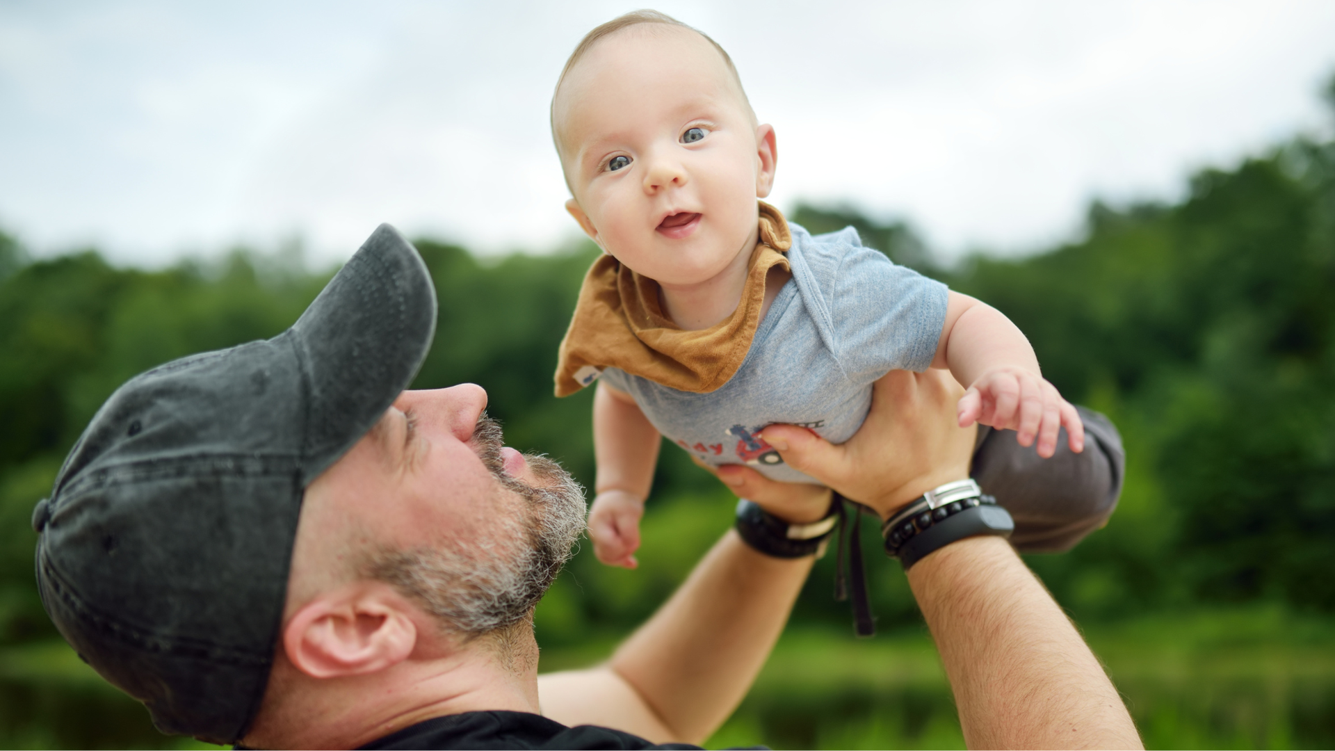 Un padre sostiene en brazos a su hijo