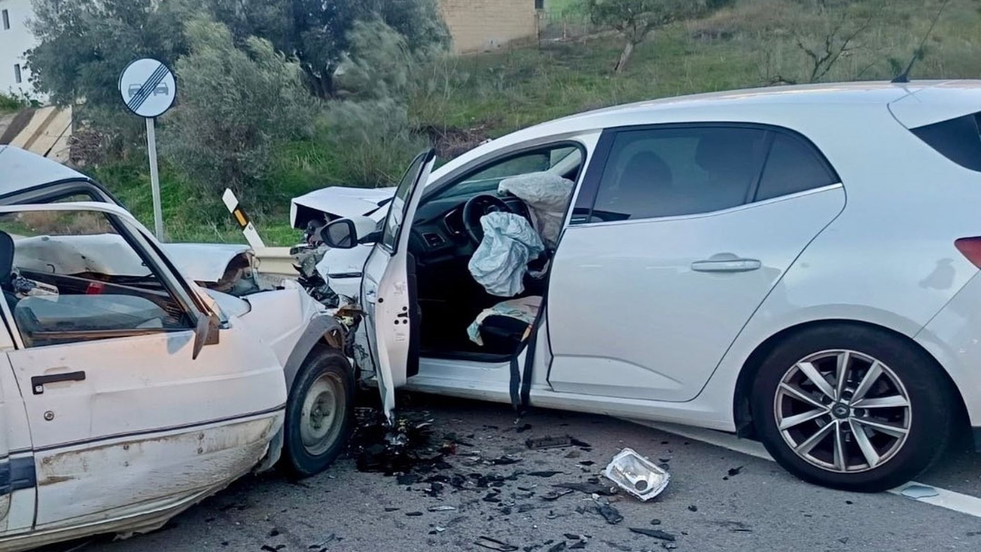 Accidente entre dos vehículos en Alcaucín