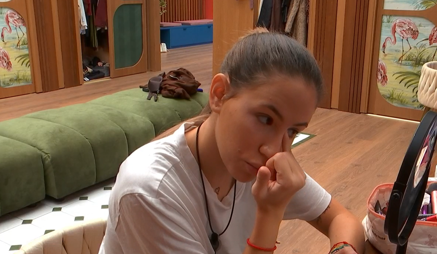 Aroa frente a la cámara