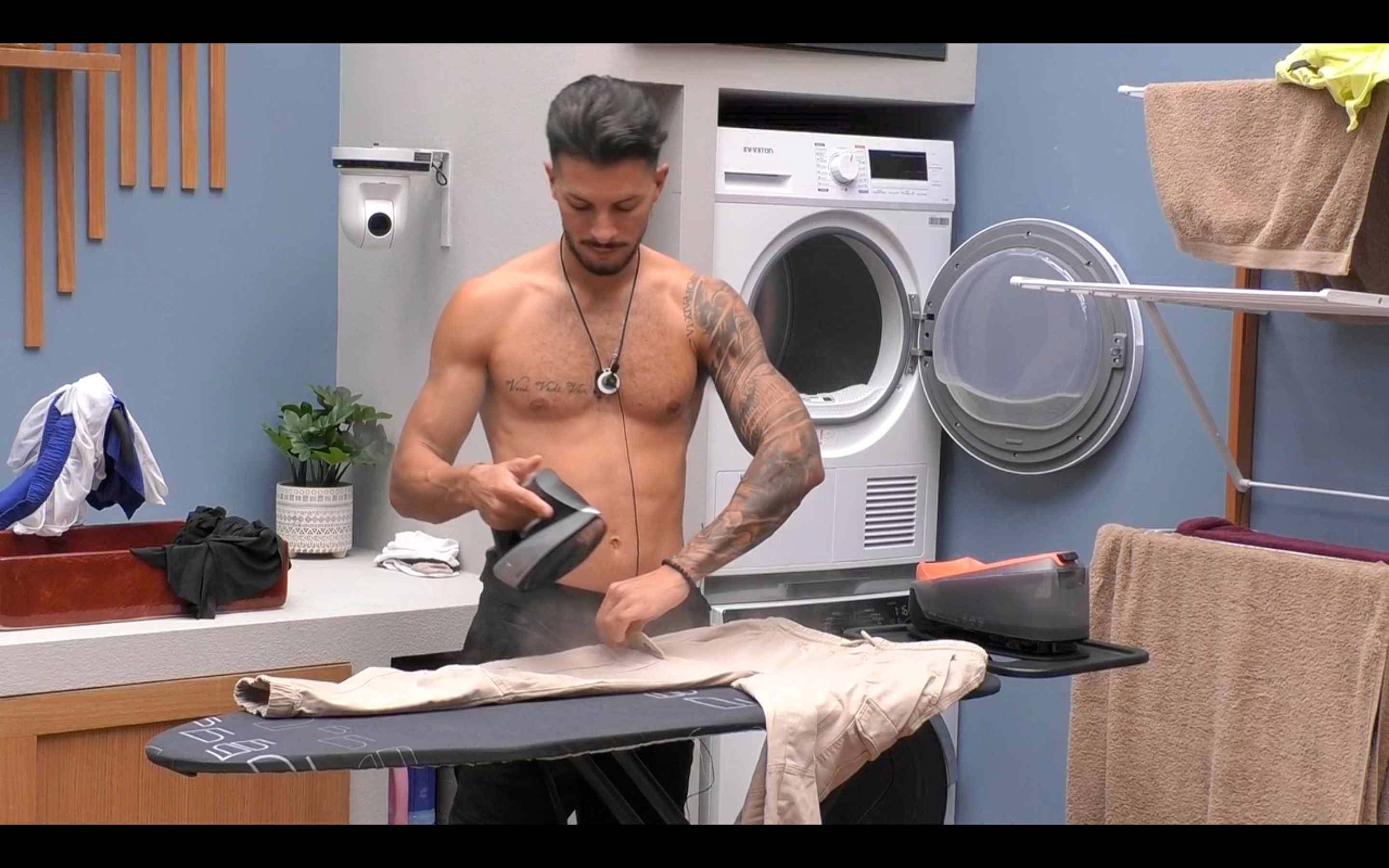 Christian plancha en la lavandería