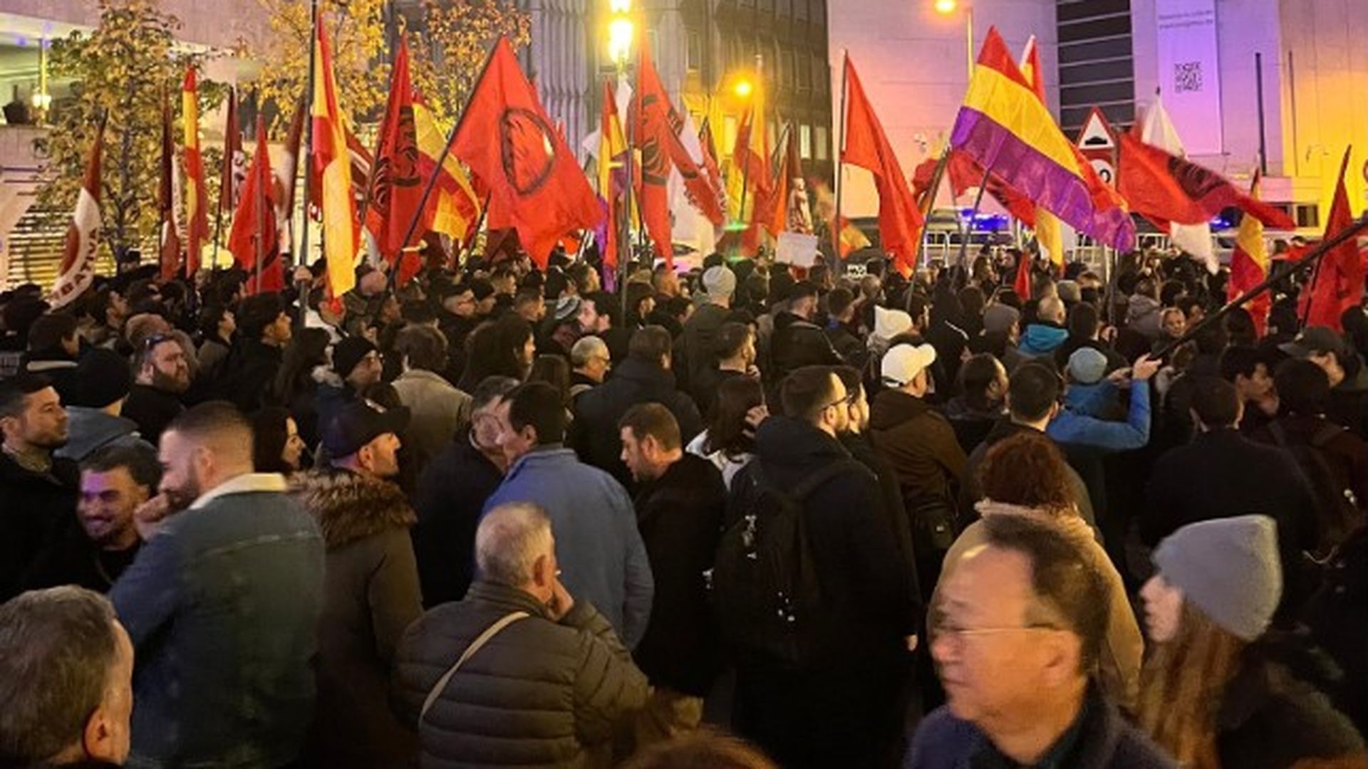 Cientos de manifestantes se concentran frente al Congreso para denunciar la "corrupción" del Gobierno