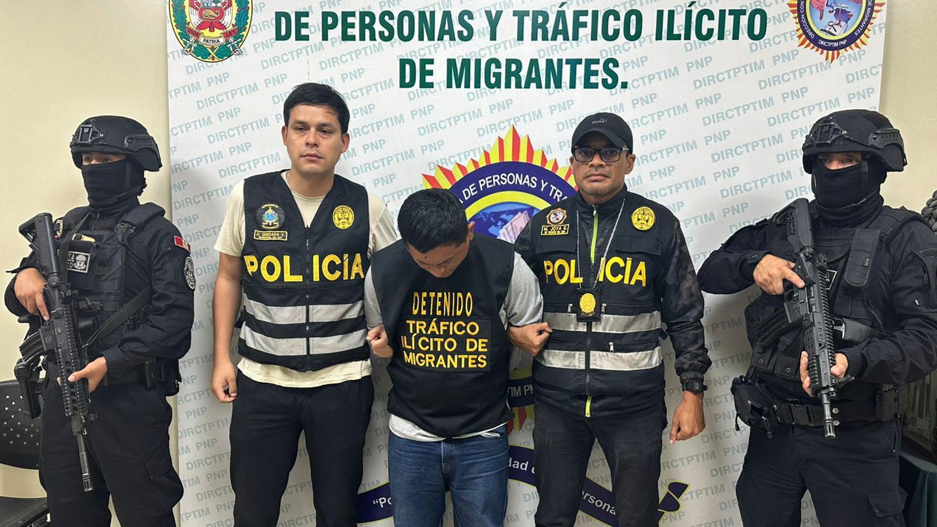 Cristian Hernán Yong Granadino, alias 'Chuki´, custodiado por integrantes de la Policía Nacional de Perú (PNP)