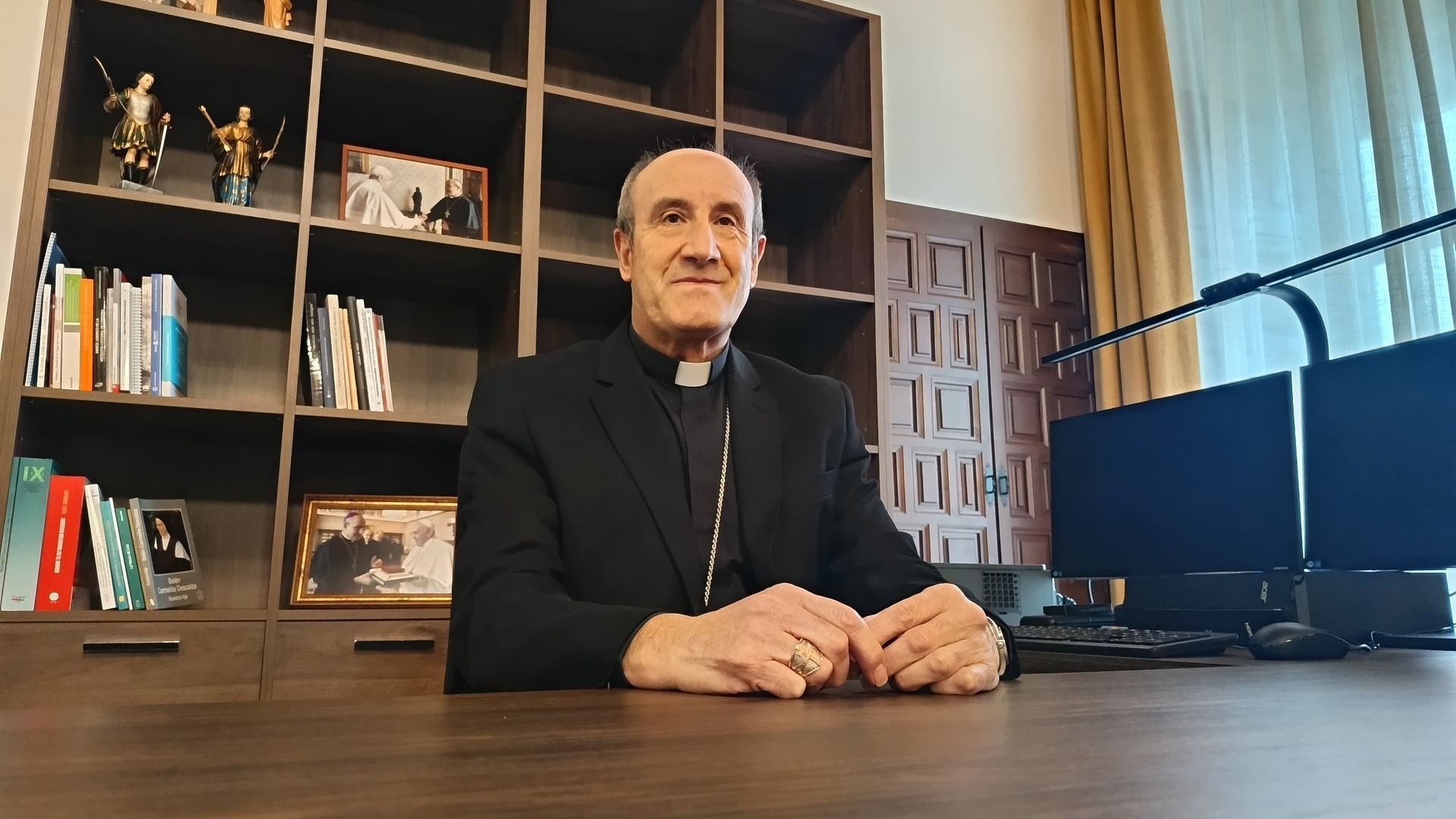 El obispo de Córdoba, Jesús Fernández, en su despacho