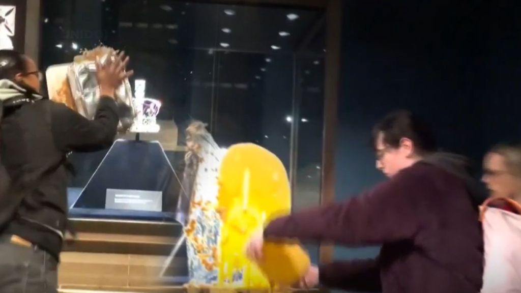 Unos activistas vandalizan la Torre de Londres