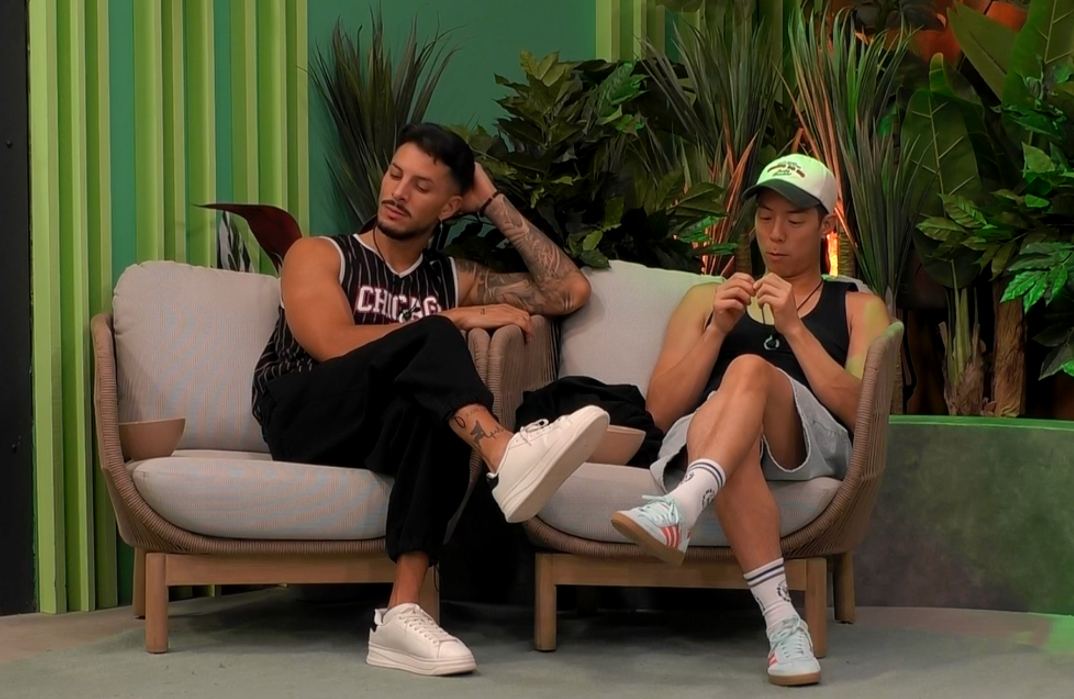 Joon y Christian hablan en el banco