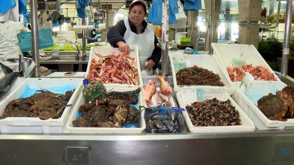 La cesta navideña se encarece un 5%, con siete alimentos en máximos: los clientes comparan precios del marisco