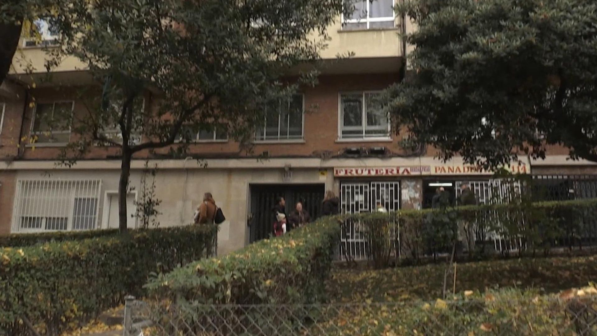 Los hijos de la mujer que se ha precipitado desde un décimo piso en Madrid celebraban ayer su cumpleaños