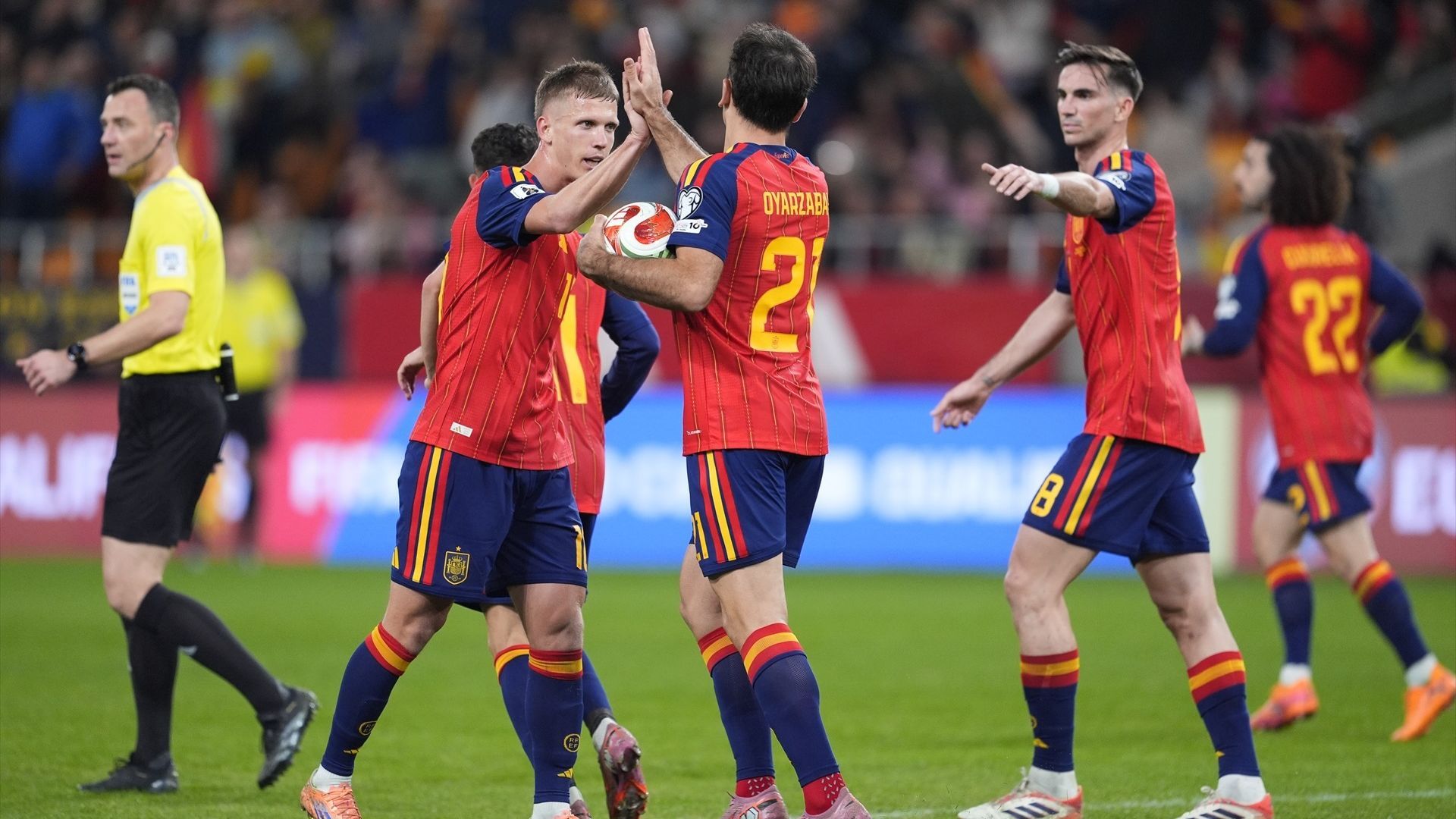 Mikel Oyarzabal celebra un gol durante el partido de clasificación para la Copa Mundial de la FIFA 2026 disputado entre España y Turquía en el Estadio de La Cartuja, Sevilla el 18 de noviembre de 2025.