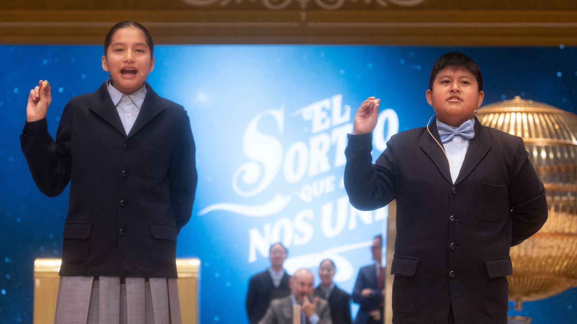 Piero Rai Chávez Huaroto y Alisce Ríos Gonzales cantan el primer premio, el 'Gordo', el número 72.480 durante la celebración del Sorteo Extraordinario de la Lotería de Navidad 2024
