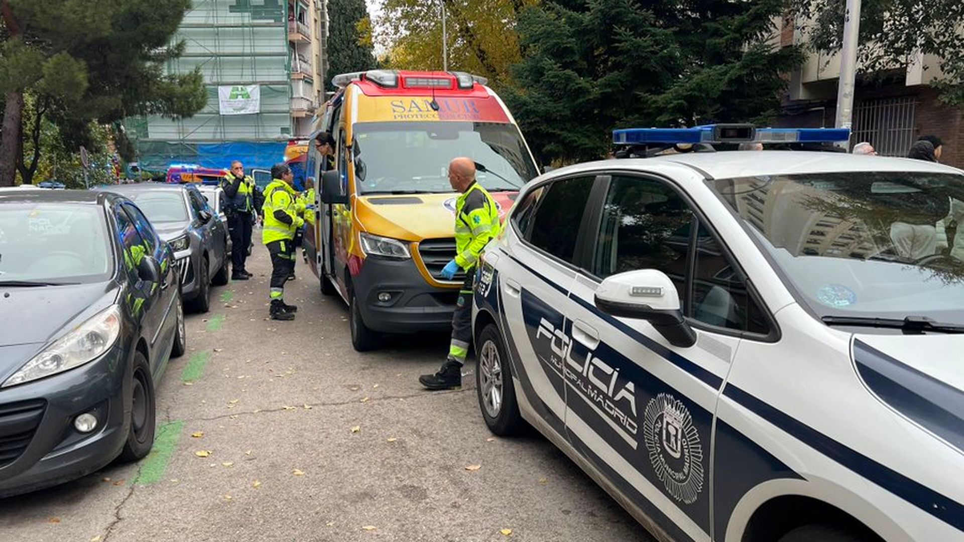 Sanitarios de Samur-Protección Civil y agentes de la Policía Municipal de Madrid en el lugar donde se ha precipitado una mujer con sus dos hijos