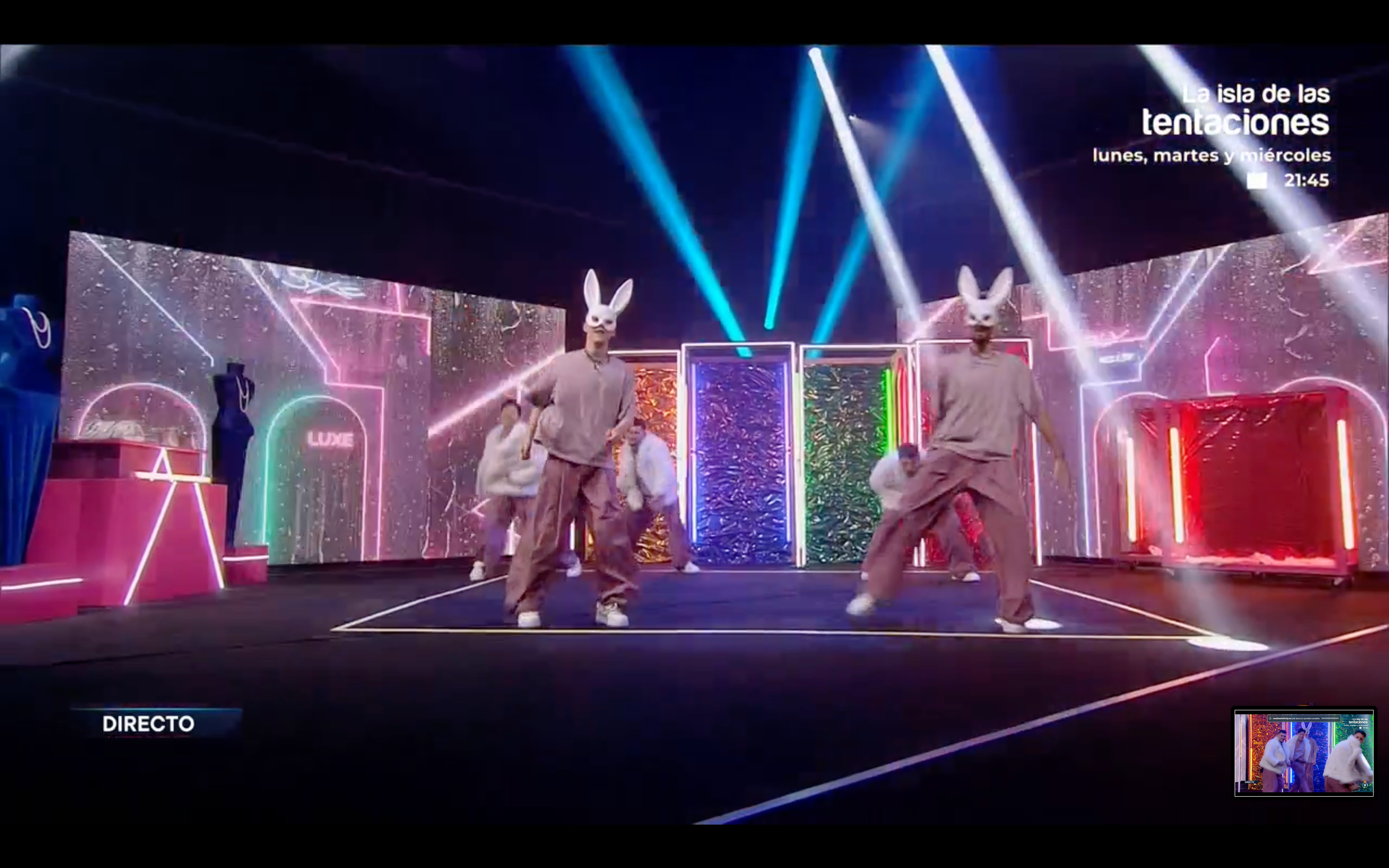 El grupo de los chicos presenta su coreografía