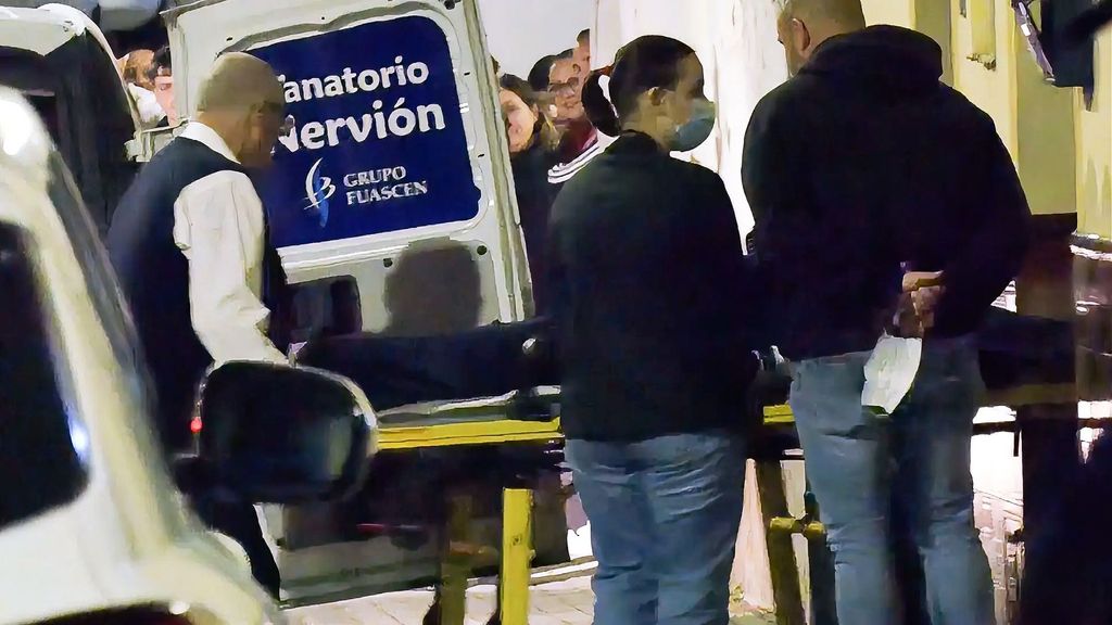 El presunto asesino de su pareja en Sevilla la asestó varias puñaladas, incendió el piso y salió con un cuchillo en la mano