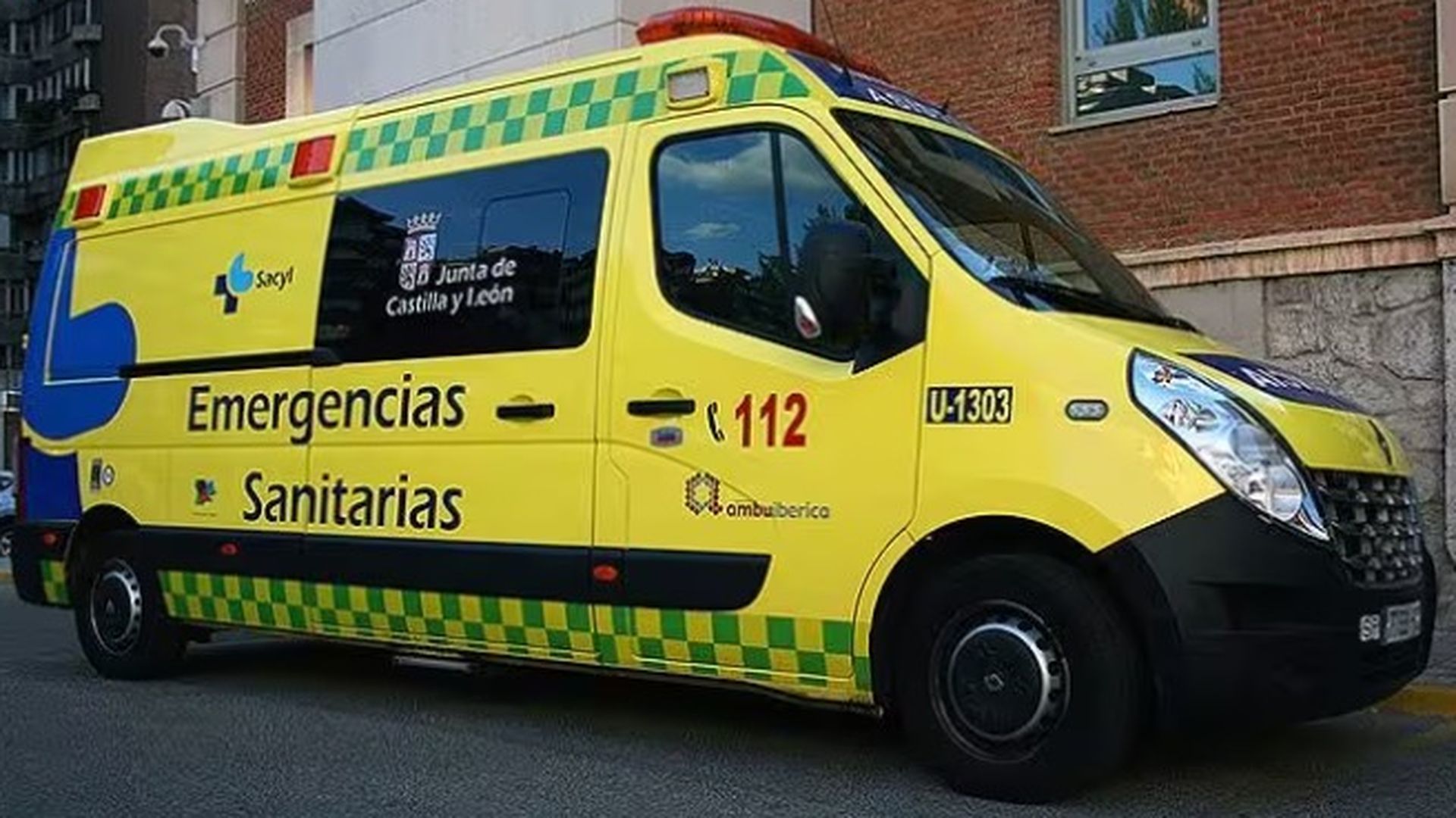 El vuelco de un camión cargado de cerdos vivos deja a los animales sueltos en Segovia