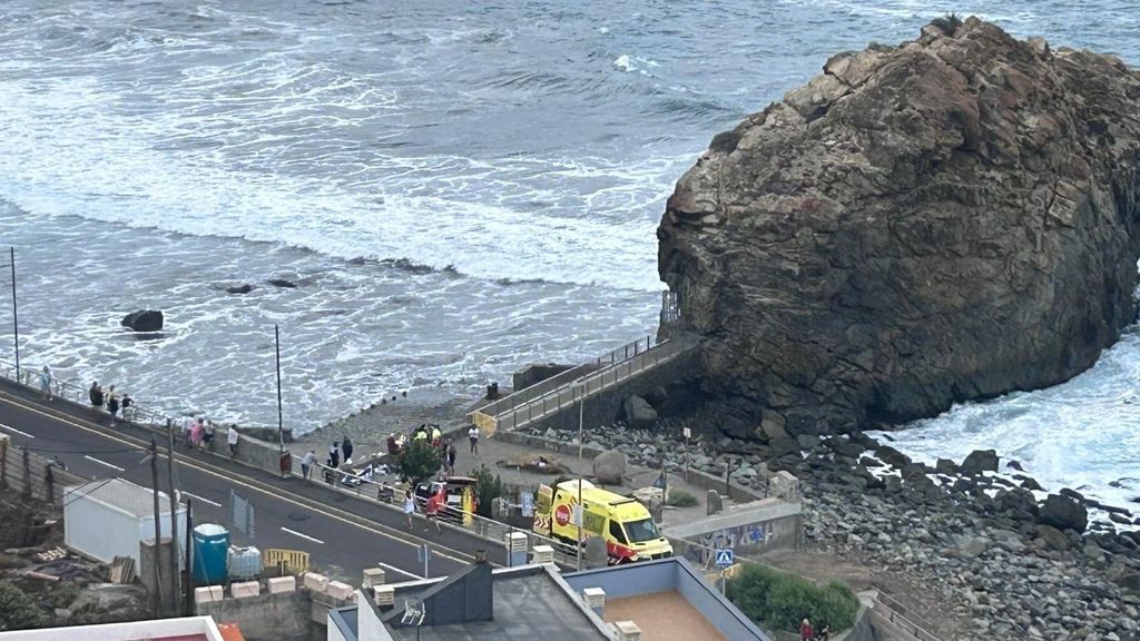 Tres personas, entre ellos un hombre de 35 años y una mujer de 55 años, mueren tras sufrir un golpe de mar en el sur de Tenerife
