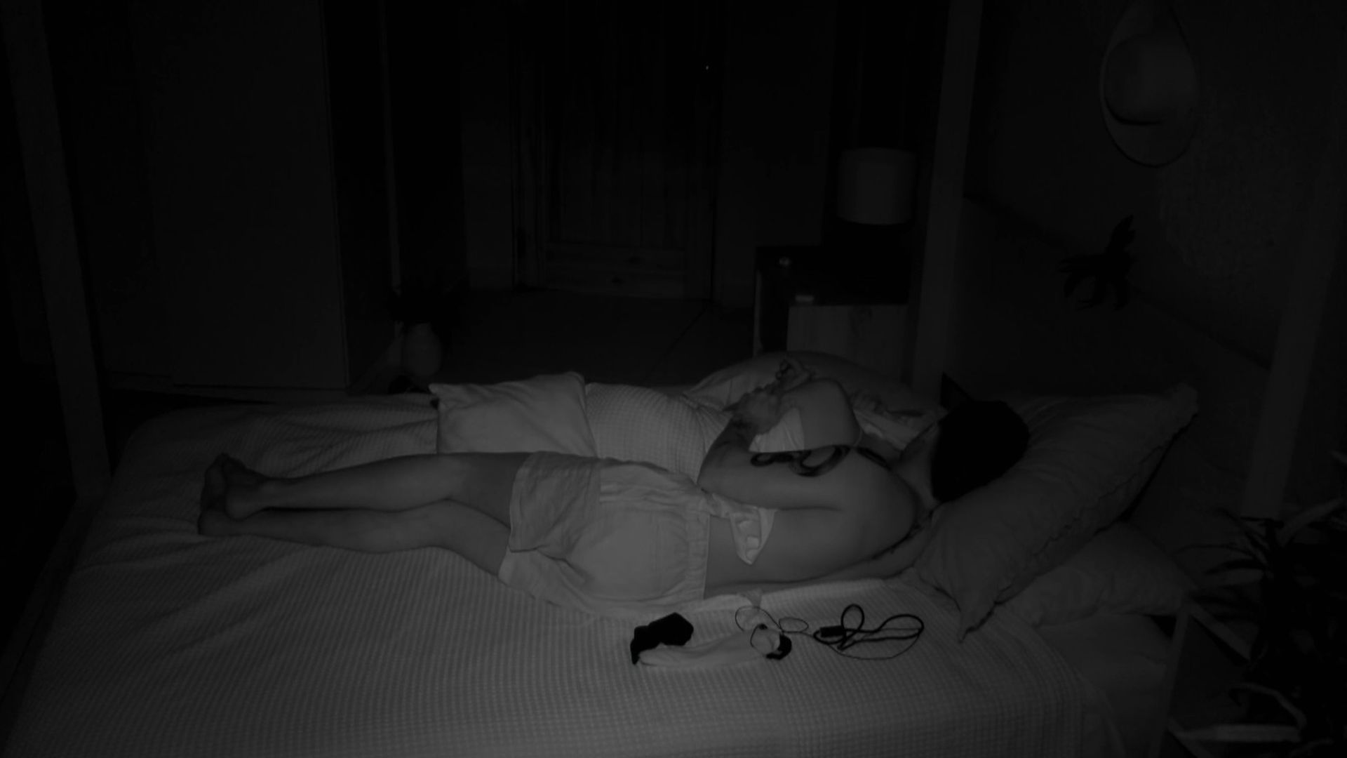 Borja y Almudena duermen juntos por primera vez en 'Villa Playa': "Esto es muy extraño"