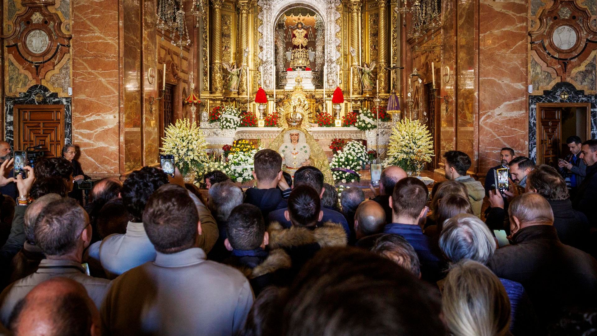 Cientos de personas acceden desde primera hora de la mañana de hoy lunes para al templo y ver de cerca la imagen de la Esperanza Macarena de Sevilla, que vuelve al altar de su basílica casi cuatro meses después de un largo proceso de restauración, un momento muy esperado por los hermanos y devotos