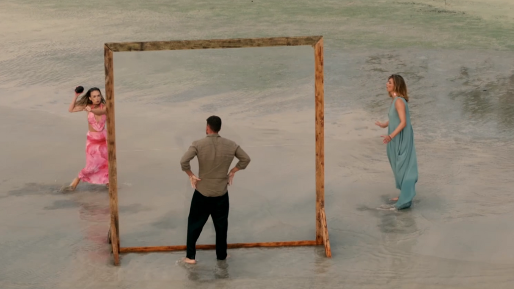 ¡Almudena pierde los nervios en 'el espejo'!: lanza un coco a Darío que acaba dando a Sandra Barneda: "Perdóname"