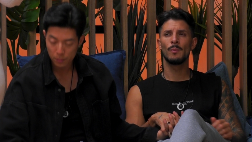 Cristian y Joon escuchando a Desirée