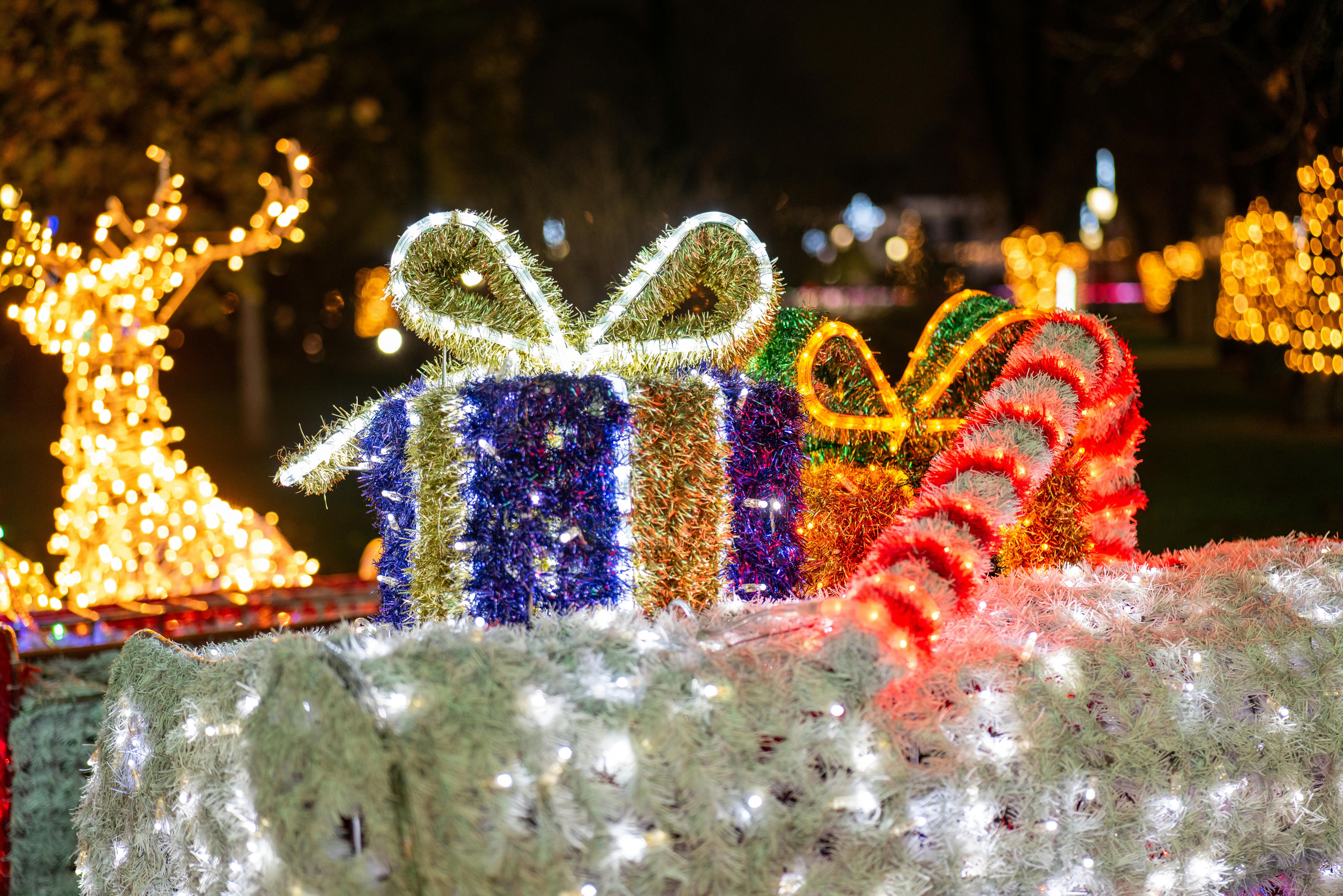 Iluminación navideña nocturna en la calle