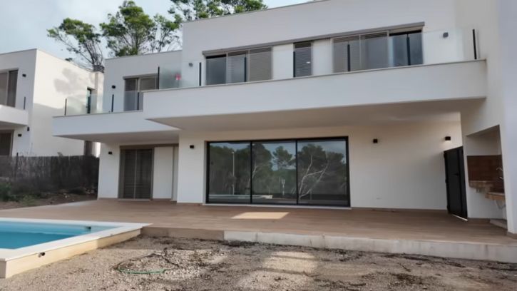 La casa posee dos plantas, jardín y piscina