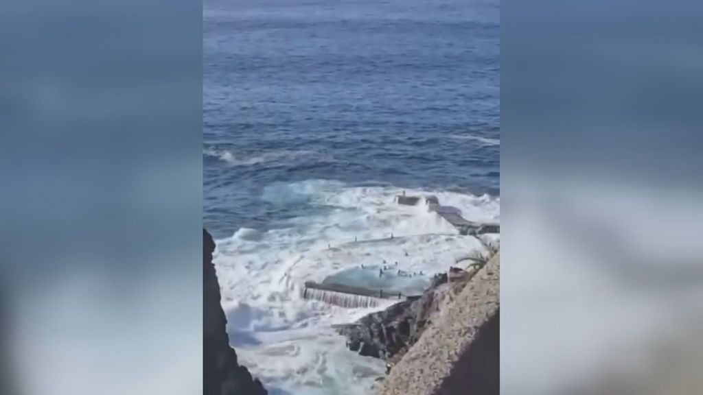 Siguen buscando a un desaparecido en las piscinas naturales de Tenerife por un golpe de mar