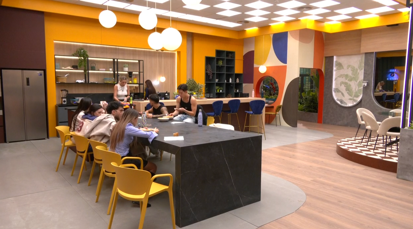 Los concursantes cenando